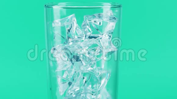 将柠檬水倒入装有冰块的玻璃杯中用红色特写镜头拍摄视频的预览图