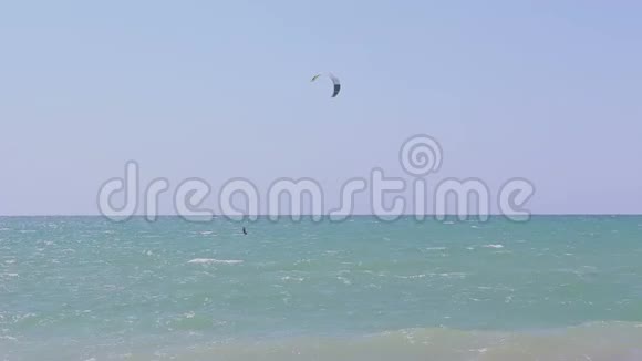 风筝冲浪者在碧海中乘风破浪海景和一个从事风筝冲浪的人视频的预览图