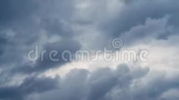 云在天空中快速移动的FHD视频时间流逝视频的预览图