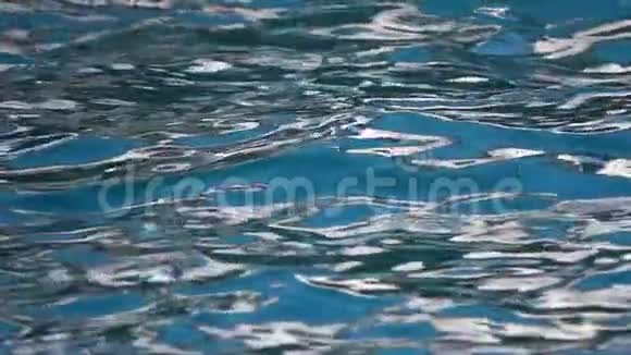 绿松石水在海面上以太阳光线反射慢动作关门视频的预览图