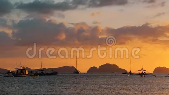 传统的菲律宾船在日落时间美丽的日落与菲律宾船只的轮廓在埃尔尼多视频的预览图