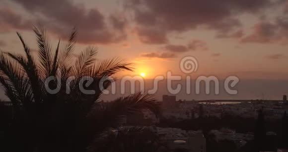 西班牙特内里费的时间推移圣克鲁斯德特内利夫的风景红黄橙色的日出云视频的预览图