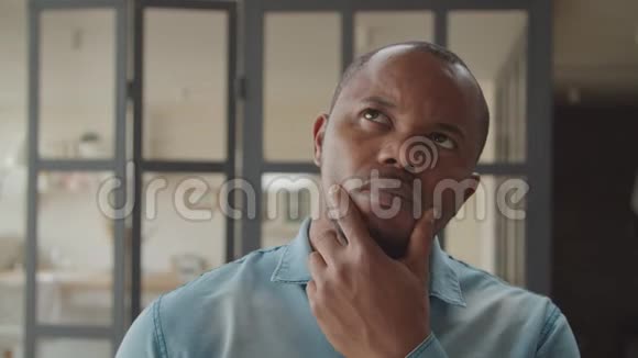 沉思中沉思的非洲男人的肖像视频的预览图