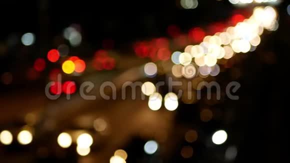 晚上的交通波克效应和运动模糊从路桥视频的预览图
