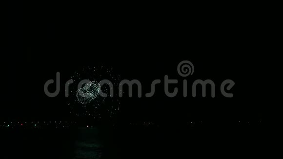 波光粼粼的喜庆烟花在江面上空映着水视频的预览图