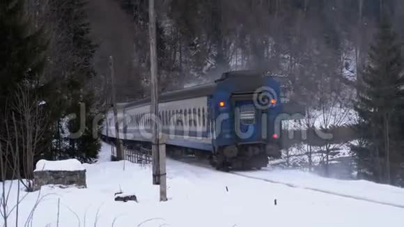 冬天老火车在乡间的铁路十字路口上行驶地上的雪视频的预览图