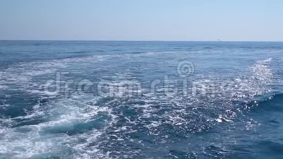 从船上看波浪流阳光明媚时游船后的慢行海波视频的预览图