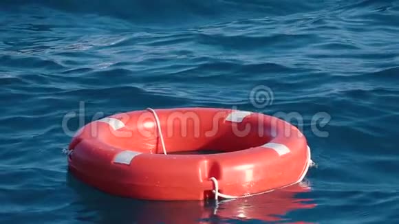 救生圈或漂浮在海上的救援浮标以营救溺水者慢动作关门视频的预览图