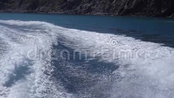 阳光明媚的一天船后尾流的慢速运动视图视频的预览图