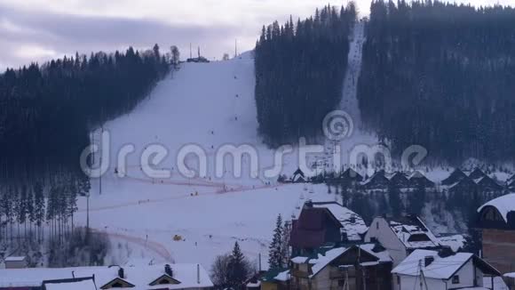 Bukovel滑雪场在度假中心观看滑雪坡视频的预览图