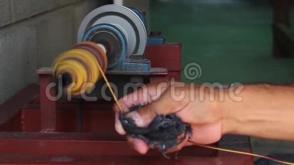 生产棉纺织用手工编织梭机视频的预览图