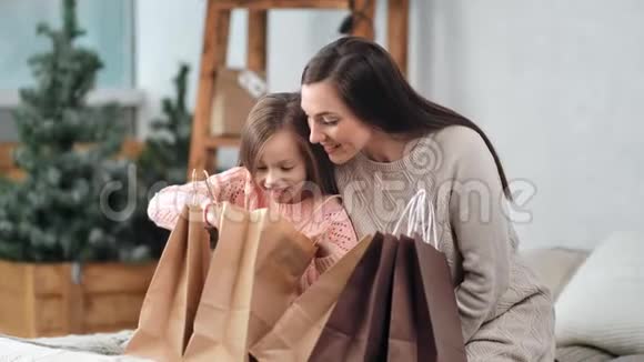 好奇的小可爱女孩打开圣诞包发现惊喜礼物享受童年视频的预览图