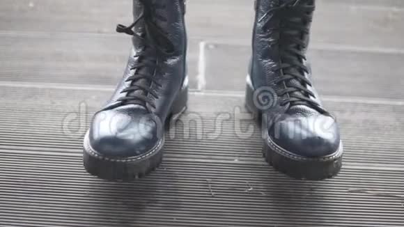 穿军靴的女人腿从脚滚到脚视频的预览图
