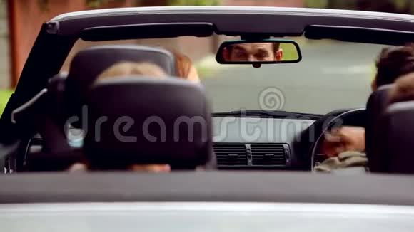 一家人坐着银色的车视频的预览图