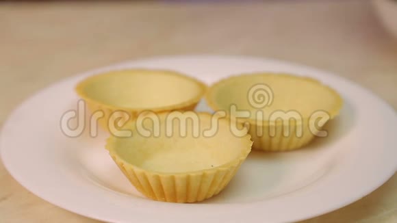 一只雌性的手把一勺沙拉块放进白色盘子上的小馅饼里视频的预览图