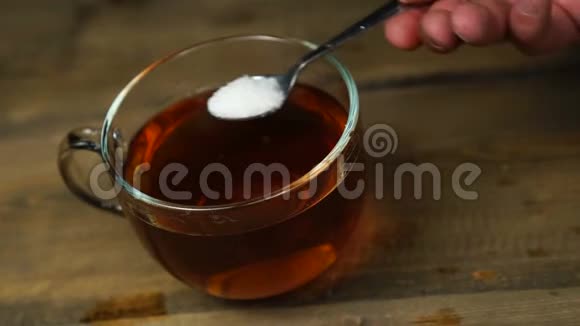 搅拌香甜的茶杯热茶视频的预览图