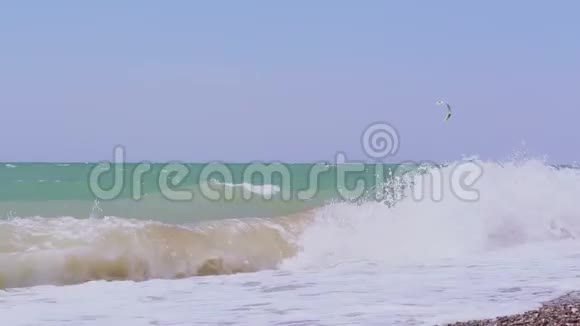 看暴风雨的大海和海岸海浪在卵石滩上翻滚海上的风暴视频的预览图