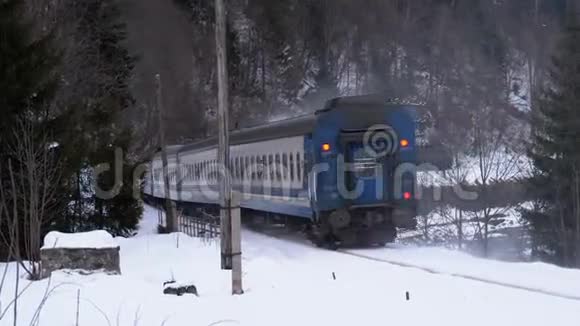 冬天老火车在乡间的铁路十字路口上行驶地上的雪视频的预览图