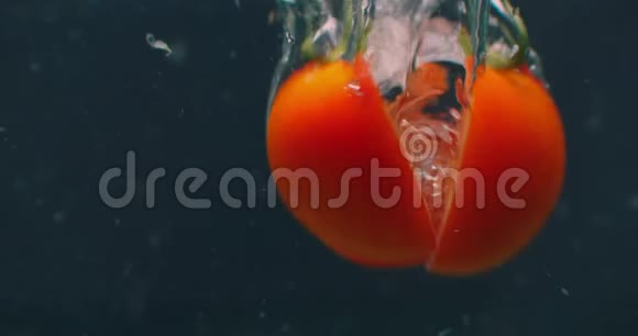 番茄在有气泡和缓慢运动的水下鲜嫩多汁的健康素食产品沙拉成分视频的预览图