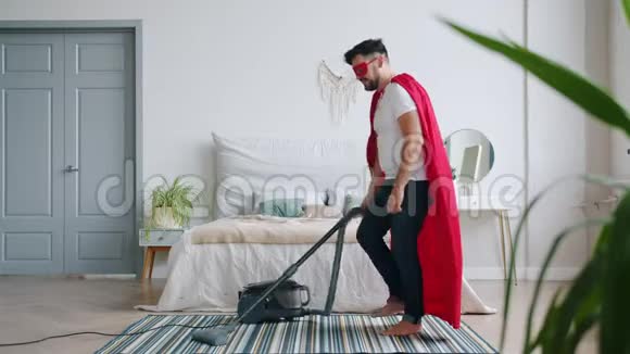 丈夫在超级英雄服装真空地板时妻子回家然后跑步视频的预览图