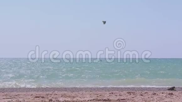 风筝冲浪者在碧海中乘风破浪海景和一个从事风筝冲浪的人视频的预览图