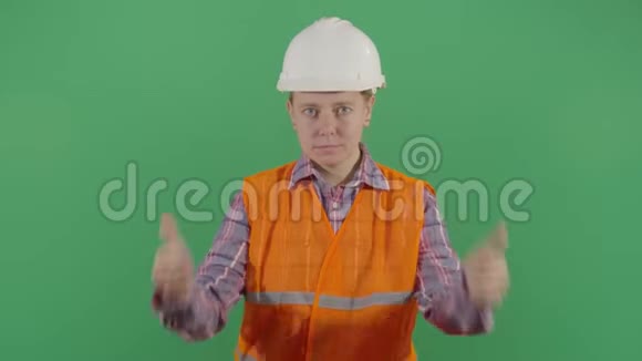 女工程师用拇指批准视频的预览图
