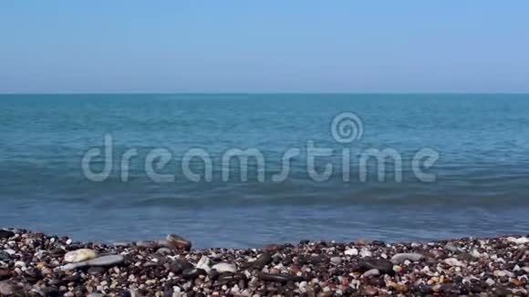 看海和岩石海岸有海卵石海水清澈见底岩石海岸上的海浪视频的预览图