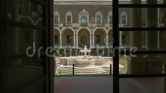 宫殿中心的庭院意大利的喷泉视频的预览图