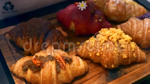 法式甜烤牛角面包配上美丽的花朵和巧克力装饰视频的预览图