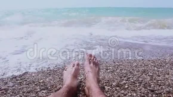 一个躺在海边的人的腿蓝色海洋背景上的男性腿一个人在一个视频的预览图