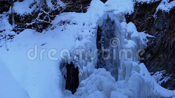 森林里喀尔巴阡山上的冻冬瀑布视频的预览图