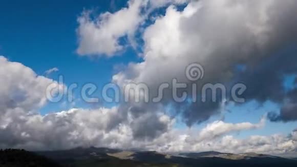 在西西里岛的一个丘陵地区多风的日子里云在飘视频的预览图