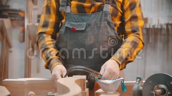 室内木工一个成熟的木工戴上防护面罩和隔音耳机视频的预览图