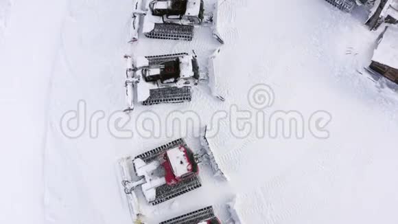 红雪猫站在山上的冬季滑雪场的雪地停车场上从无人驾驶飞机雪梳理机上俯瞰空中着陆视频的预览图