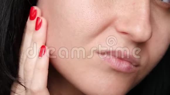女性面部特写皮肤质地毛孔扩大女孩摸着手指的问题皮肤的脸视频的预览图