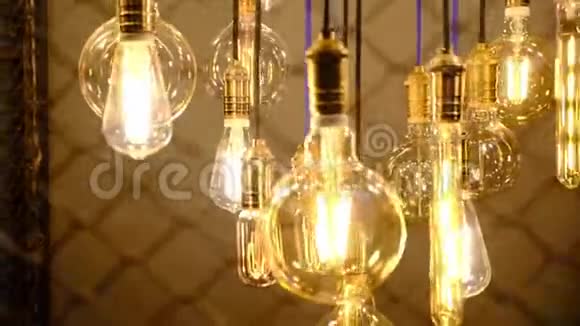 许多发光的灯泡挂在室内天花板上视频的预览图