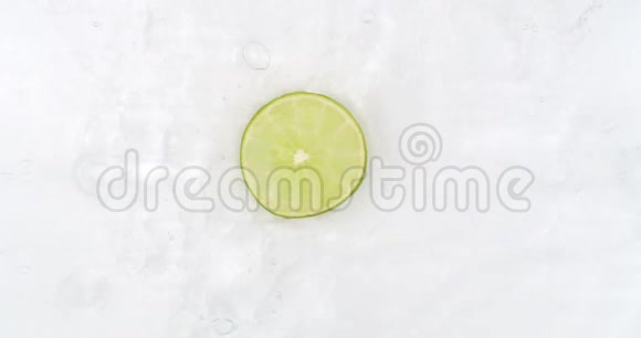 溅起的水落在白色背景上的石灰绿环上超级慢动作视频的预览图