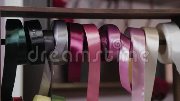 多种颜色的绸带的花匠视频的预览图