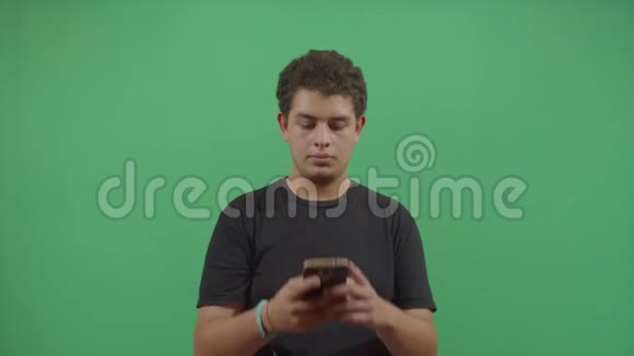 少年用手机发短信视频的预览图