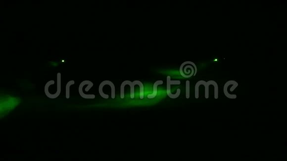 在烟雾毯的黑暗中轮廓聚光灯发出的绿色光线视频的预览图