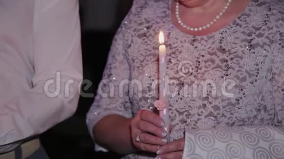 新婚快乐在婚礼上点蜡烛视频的预览图