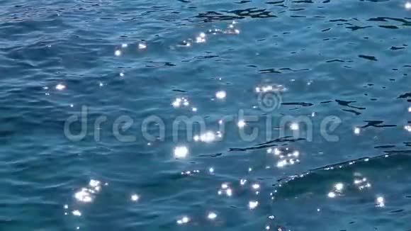绿松石水在海面上以太阳光线反射慢动作关门视频的预览图