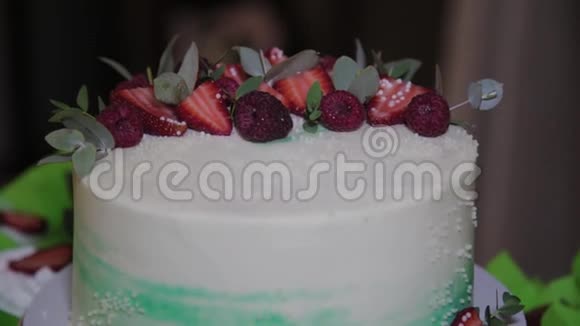 美丽的新鲜婚礼蛋糕和蛋糕视频的预览图