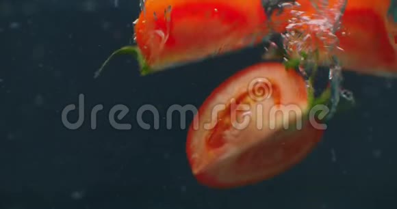 番茄片在水下气泡和缓慢的运动新鲜多汁的健康素食产品视频的预览图
