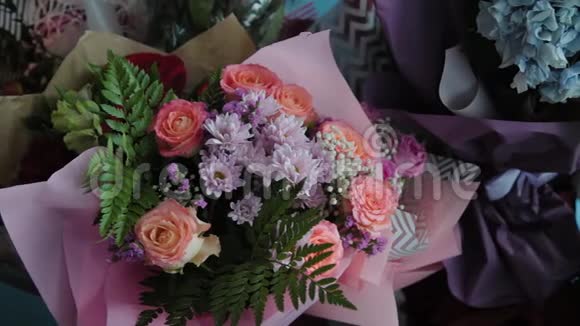 美丽的多色花束在节日包装视频的预览图