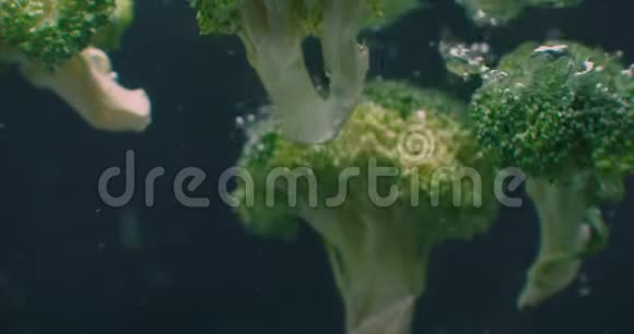 西兰花在水下有气泡和缓慢的运动新鲜多汁的健康素食视频的预览图