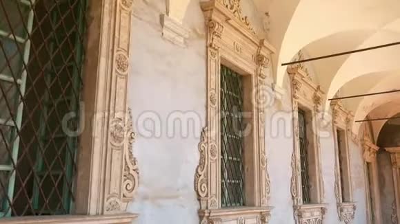 意大利用刻有刻痕的石头装饰的窗户视频的预览图