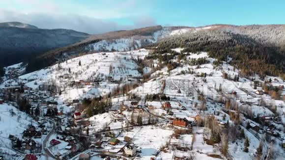 冬季喀尔巴阡山脉一个村庄的鸟瞰图亚雷米奇乌克兰视频的预览图