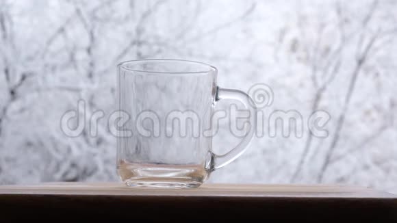 窗台上的一个玻璃杯把热咖啡和牛奶倒入其中蒸汽视频的预览图