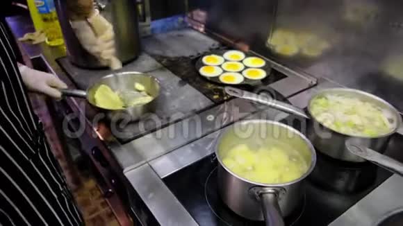 专业餐厅厨师在工业厨房的炉顶上做饭视频的预览图